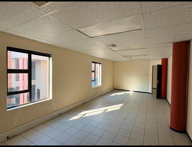 144M² OFFICE TO LET IN FOURWAYS